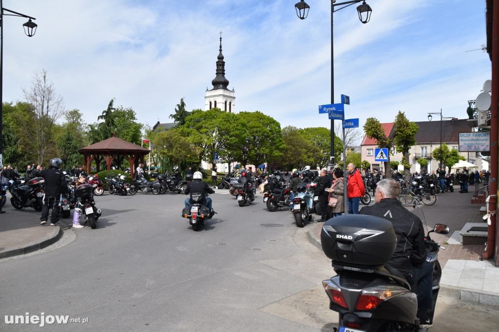 Motocykliści opanowali Uniejów. Tak wyglądało otwarcie sezonu motocyklowego