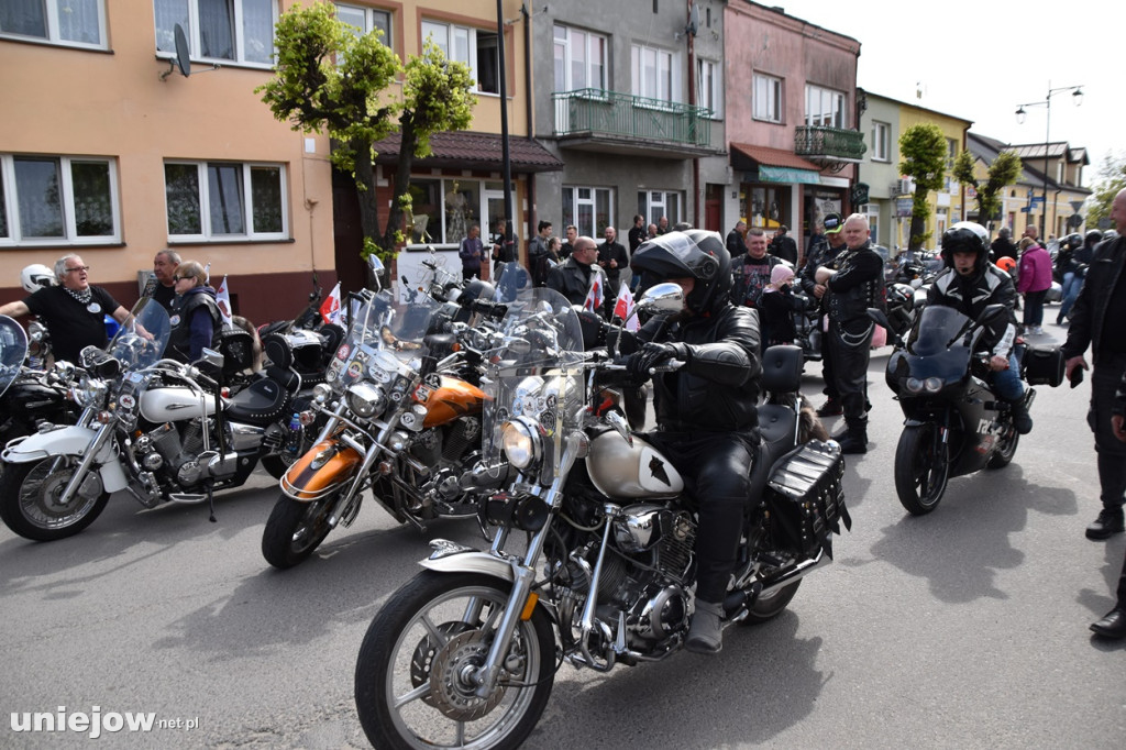 Motocykliści opanowali Uniejów. Tak wyglądało otwarcie sezonu motocyklowego