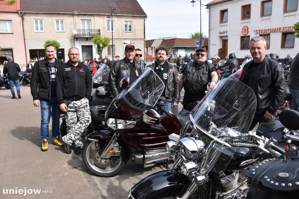 Motocykliści opanowali Uniejów. Tak wyglądało otwarcie sezonu motocyklowego