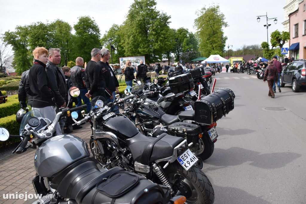 Motocykliści opanowali Uniejów. Tak wyglądało otwarcie sezonu motocyklowego