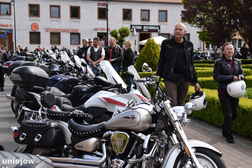 Motocykliści opanowali Uniejów. Tak wyglądało otwarcie sezonu motocyklowego