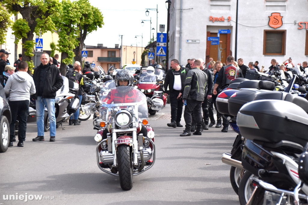 Motocykliści opanowali Uniejów. Tak wyglądało otwarcie sezonu motocyklowego