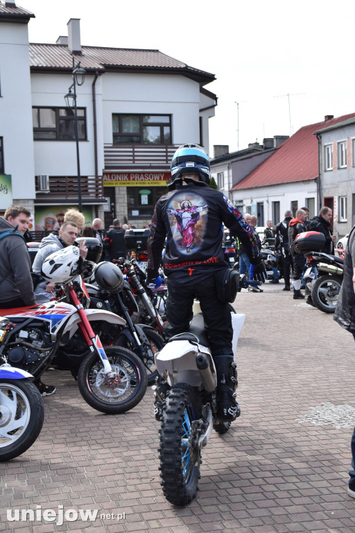 Motocykliści opanowali Uniejów. Tak wyglądało otwarcie sezonu motocyklowego