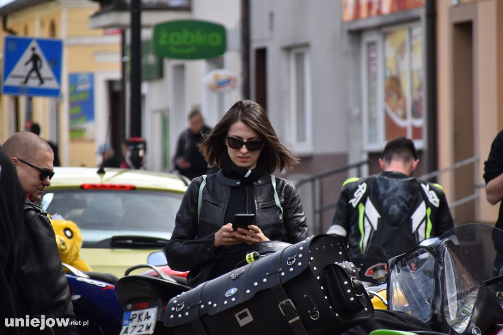 Motocykliści opanowali Uniejów. Tak wyglądało otwarcie sezonu motocyklowego