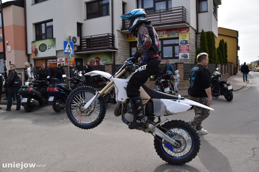 Motocykliści opanowali Uniejów. Tak wyglądało otwarcie sezonu motocyklowego