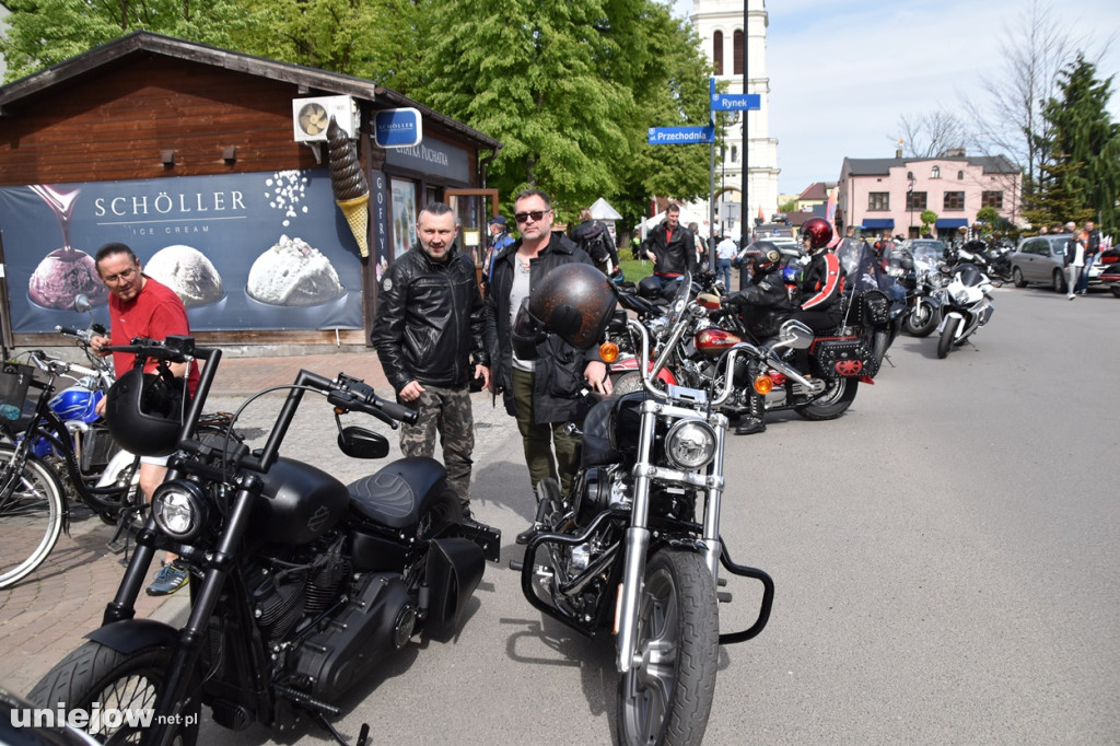 Motocykliści opanowali Uniejów. Tak wyglądało otwarcie sezonu motocyklowego