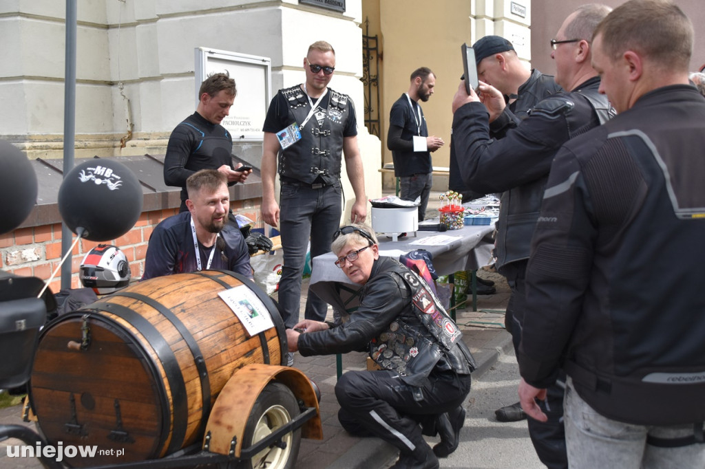 Motocykliści opanowali Uniejów. Tak wyglądało otwarcie sezonu motocyklowego