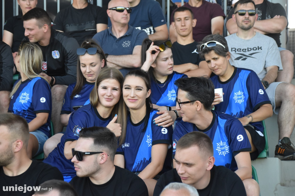 Samorządowcy i policjanci zmierzyli się na boisku