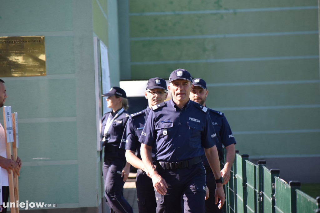 Samorządowcy i policjanci zmierzyli się na boisku