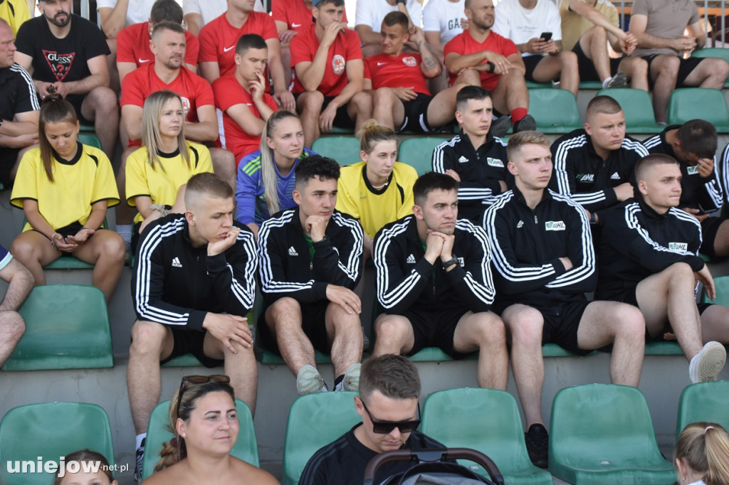 Samorządowcy i policjanci zmierzyli się na boisku