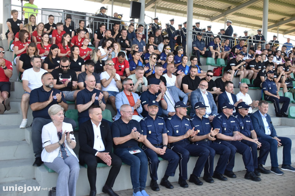 Samorządowcy i policjanci zmierzyli się na boisku