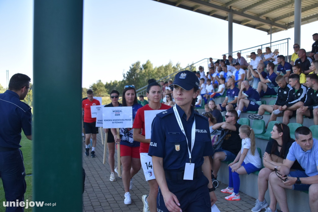 Samorządowcy i policjanci zmierzyli się na boisku