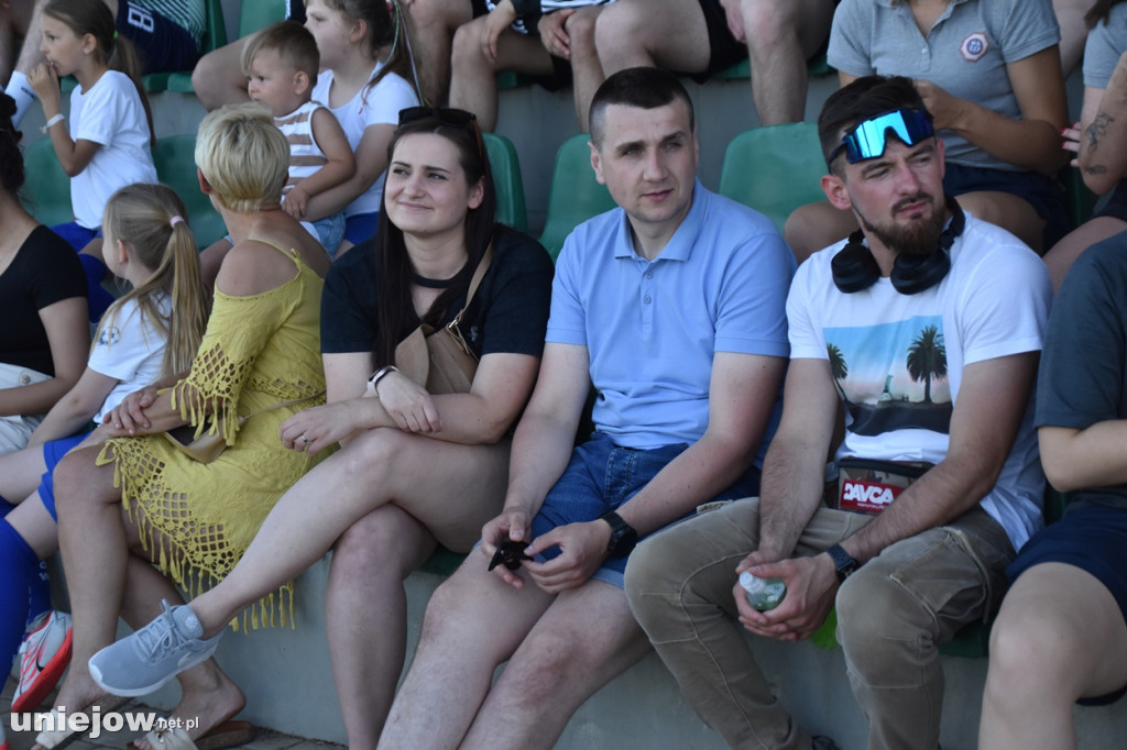 Samorządowcy i policjanci zmierzyli się na boisku