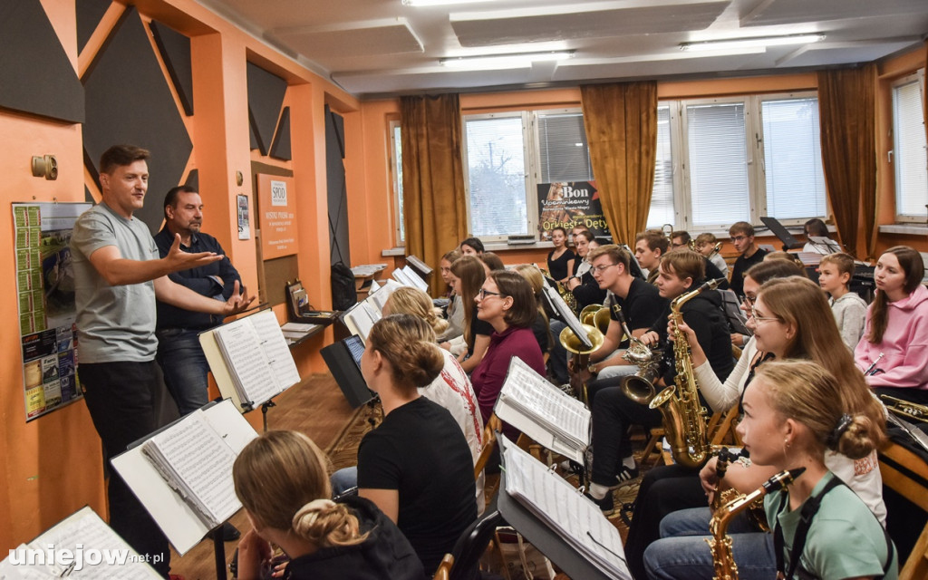 Maestro ''Dziubek Band'' szkoli muzyków uniejowskiej orkiestry dętej