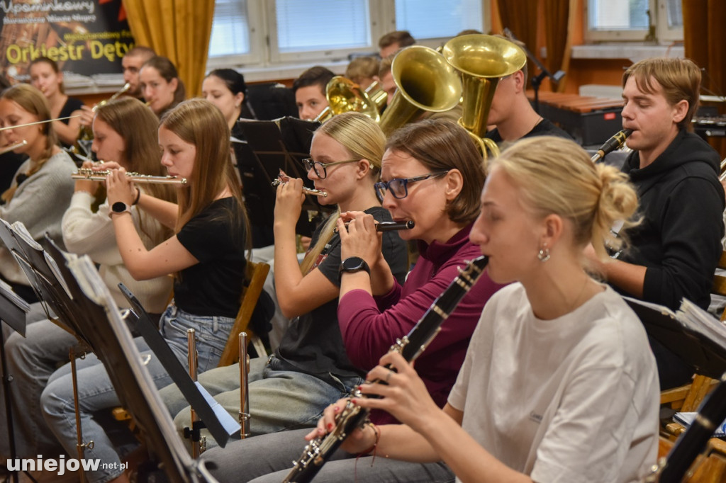 Maestro ''Dziubek Band'' szkoli muzyków uniejowskiej orkiestry dętej