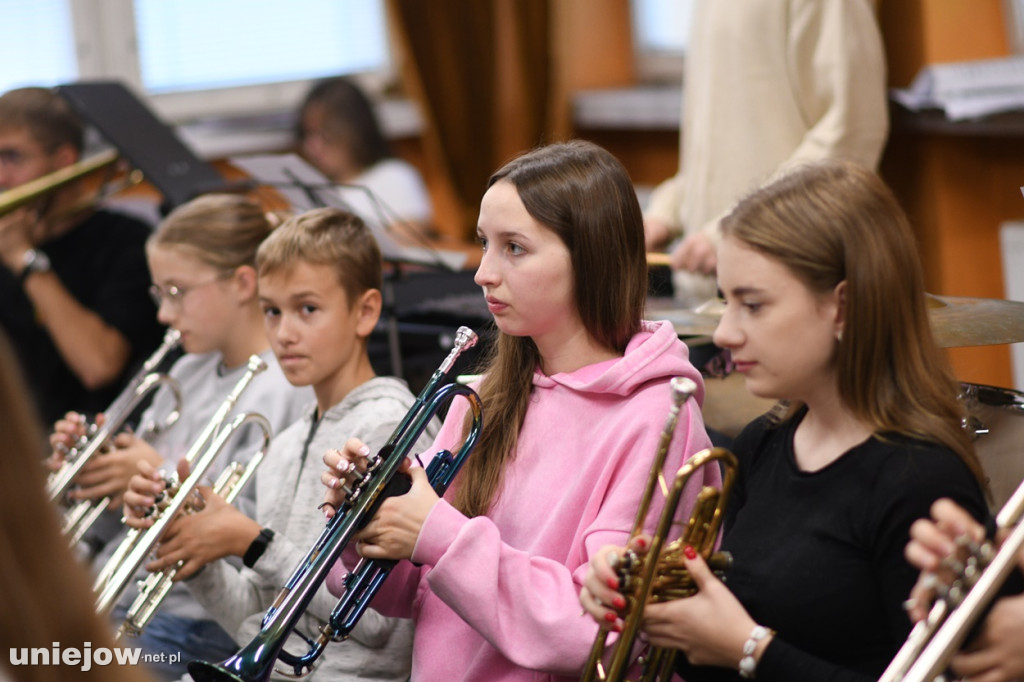 Maestro ''Dziubek Band'' szkoli muzyków uniejowskiej orkiestry dętej