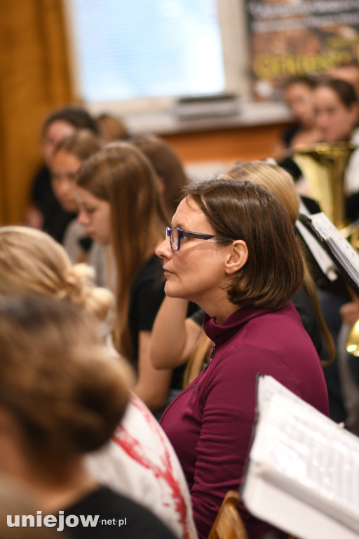 Maestro ''Dziubek Band'' szkoli muzyków uniejowskiej orkiestry dętej