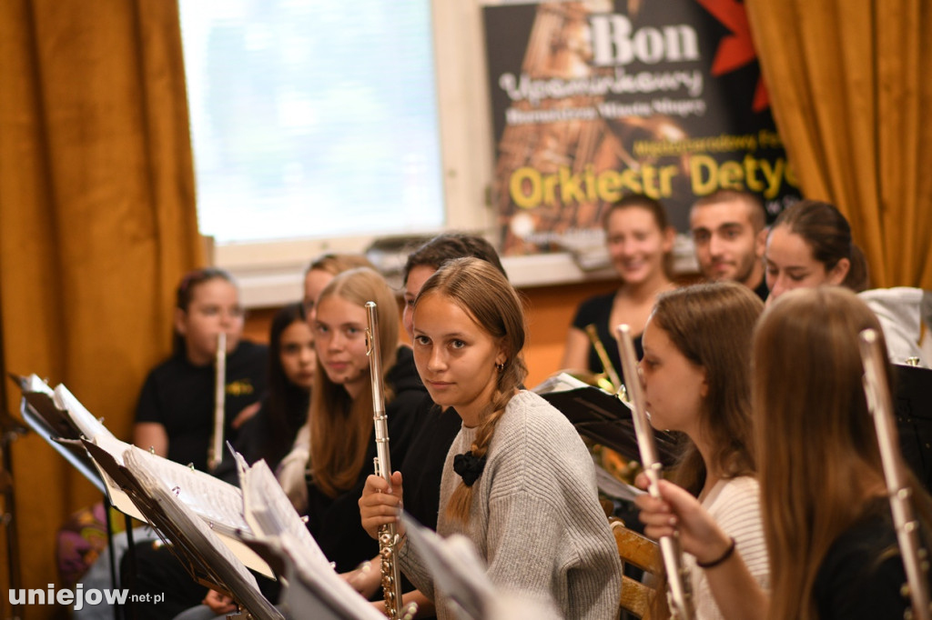 Maestro ''Dziubek Band'' szkoli muzyków uniejowskiej orkiestry dętej