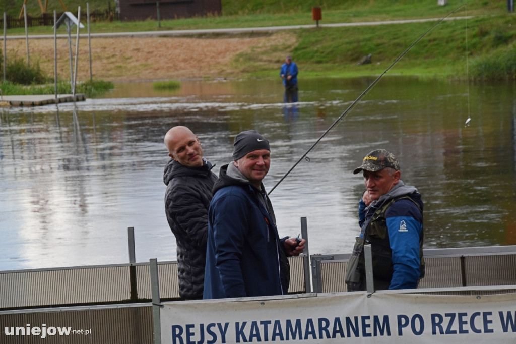 Wędkarze wędkowali na rzece w Uniejowie