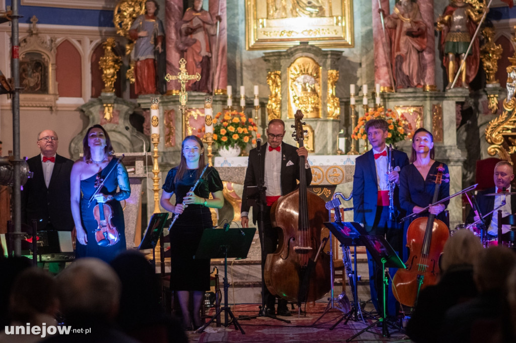 Filmowe przeboje symfonicznie. W kolegiacie zagrał zespół Alla Vienna [FOTO]