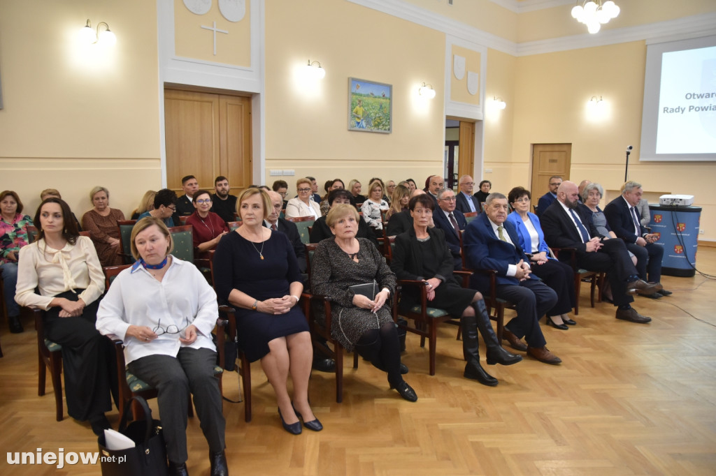 W Poddębicach wręczono wyróżnienia. Kto otrzymał statuetki od powiatu? [FOTO]