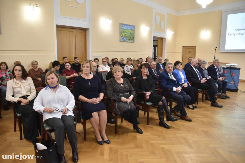 W Poddębicach wręczono wyróżnienia. Kto otrzymał statuetki od powiatu? [FOTO]