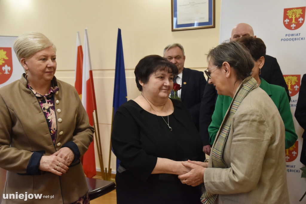 W Poddębicach wręczono wyróżnienia. Kto otrzymał statuetki od powiatu? [FOTO]