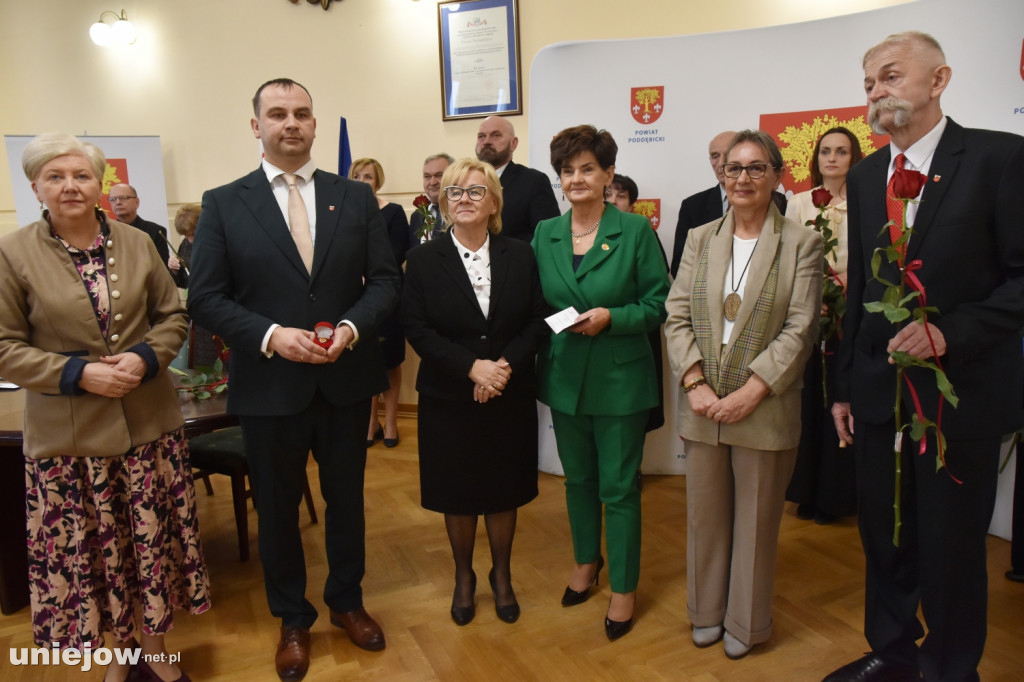 W Poddębicach wręczono wyróżnienia. Kto otrzymał statuetki od powiatu? [FOTO]