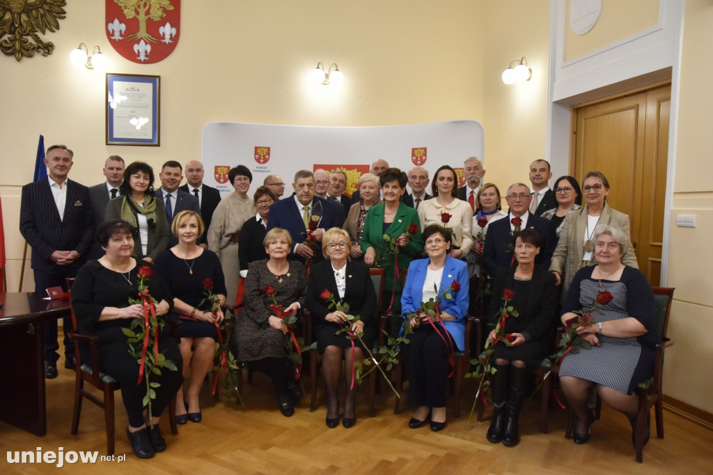 W Poddębicach wręczono wyróżnienia. Kto otrzymał statuetki od powiatu? [FOTO]