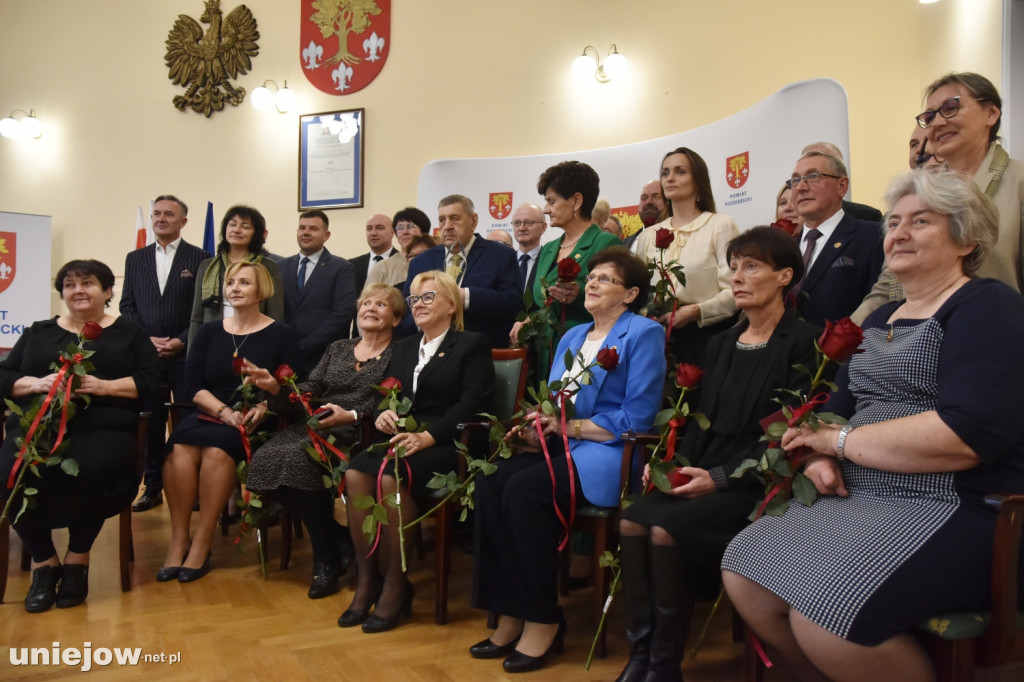 W Poddębicach wręczono wyróżnienia. Kto otrzymał statuetki od powiatu? [FOTO]