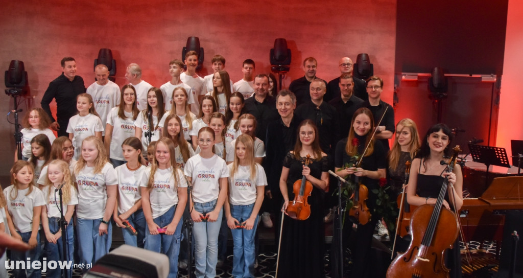 Miecznikowski i Sierocki w Uniejowie. Na scenie z Uniejowską Grupą Wokalną [FOTO]