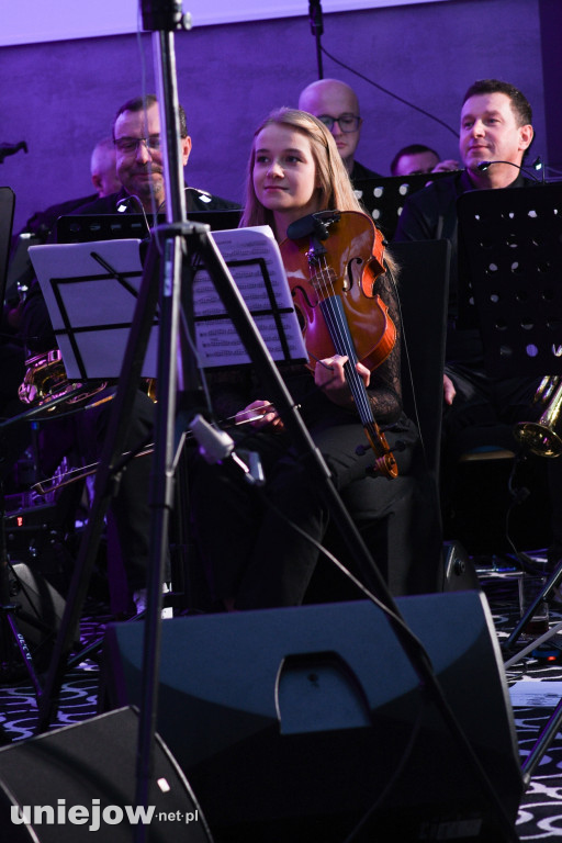 Miecznikowski i Sierocki w Uniejowie. Na scenie z Uniejowską Grupą Wokalną [FOTO]