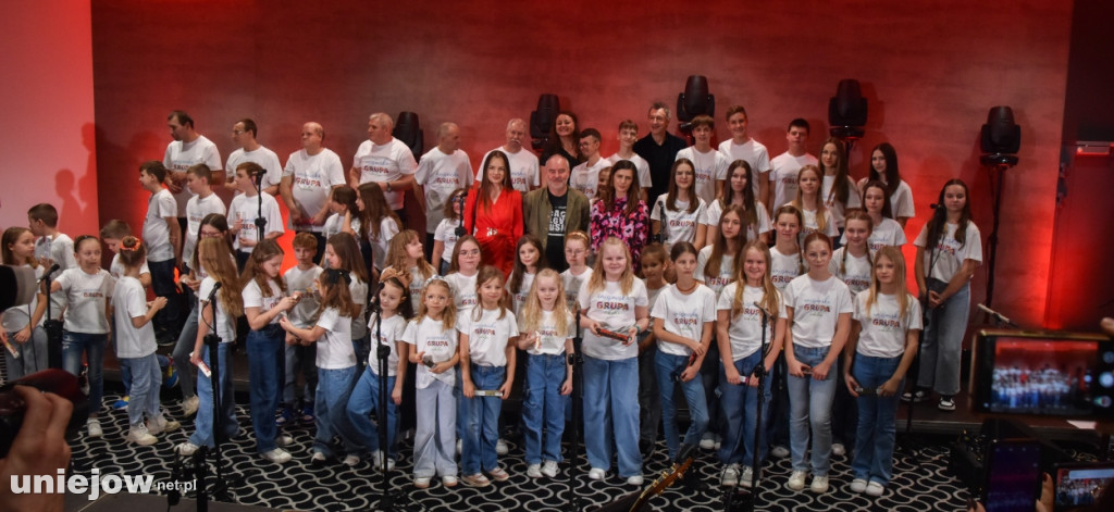 Miecznikowski i Sierocki w Uniejowie. Na scenie z Uniejowską Grupą Wokalną [FOTO]