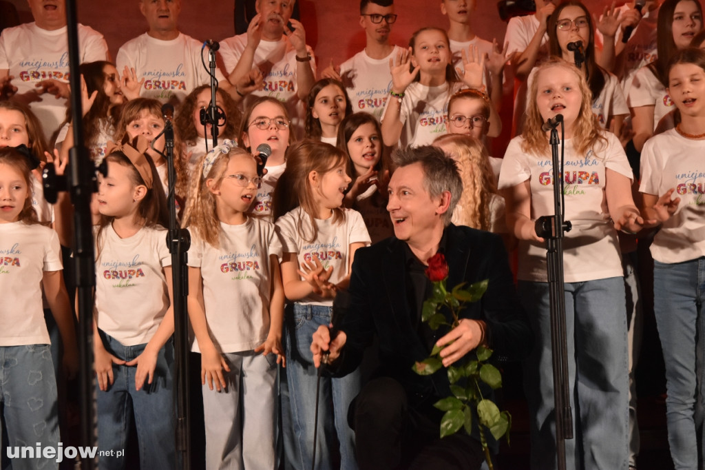 Miecznikowski i Sierocki w Uniejowie. Na scenie z Uniejowską Grupą Wokalną [FOTO]