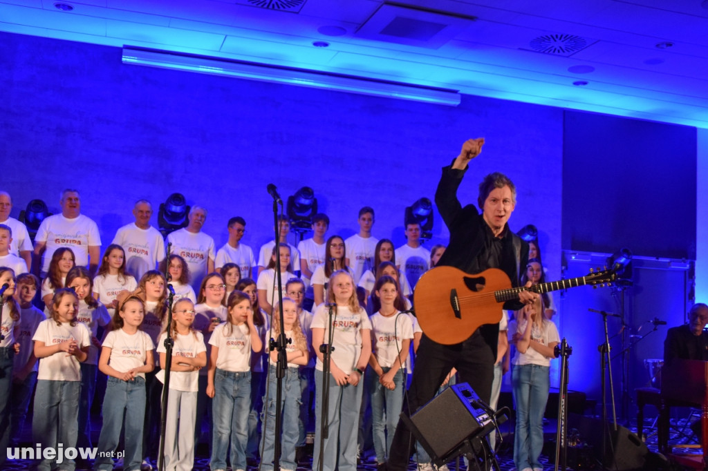 Miecznikowski i Sierocki w Uniejowie. Na scenie z Uniejowską Grupą Wokalną [FOTO]