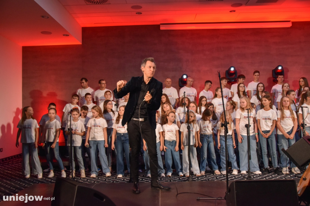 Miecznikowski i Sierocki w Uniejowie. Na scenie z Uniejowską Grupą Wokalną [FOTO]