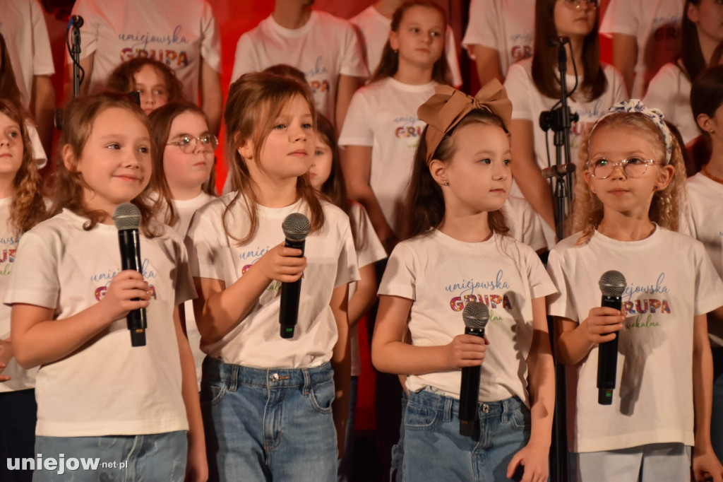 Miecznikowski i Sierocki w Uniejowie. Na scenie z Uniejowską Grupą Wokalną [FOTO]