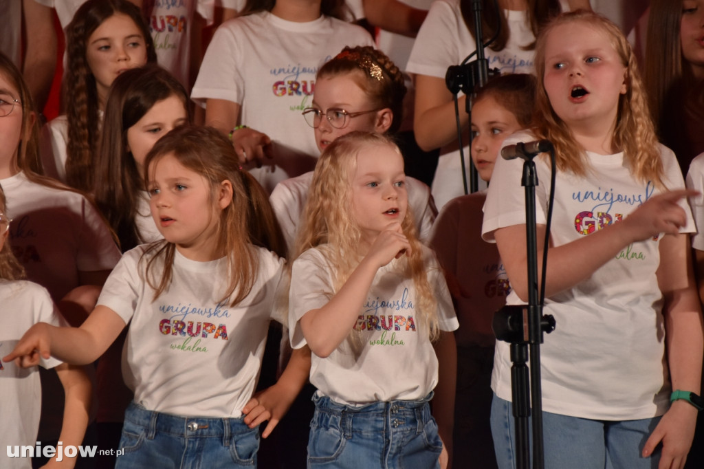 Miecznikowski i Sierocki w Uniejowie. Na scenie z Uniejowską Grupą Wokalną [FOTO]