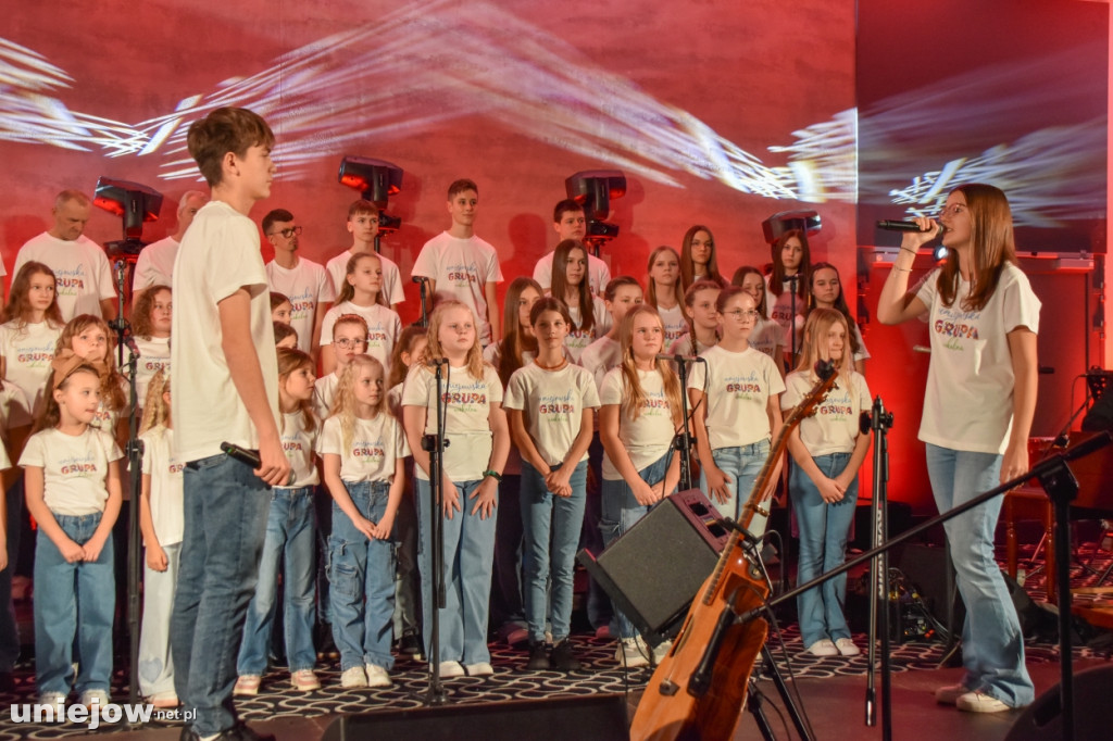 Miecznikowski i Sierocki w Uniejowie. Na scenie z Uniejowską Grupą Wokalną [FOTO]