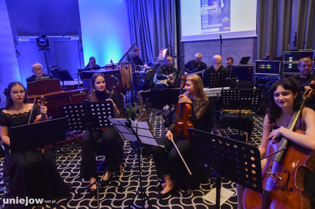 Miecznikowski i Sierocki w Uniejowie. Na scenie z Uniejowską Grupą Wokalną [FOTO]