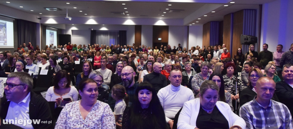 Miecznikowski i Sierocki w Uniejowie. Na scenie z Uniejowską Grupą Wokalną [FOTO]