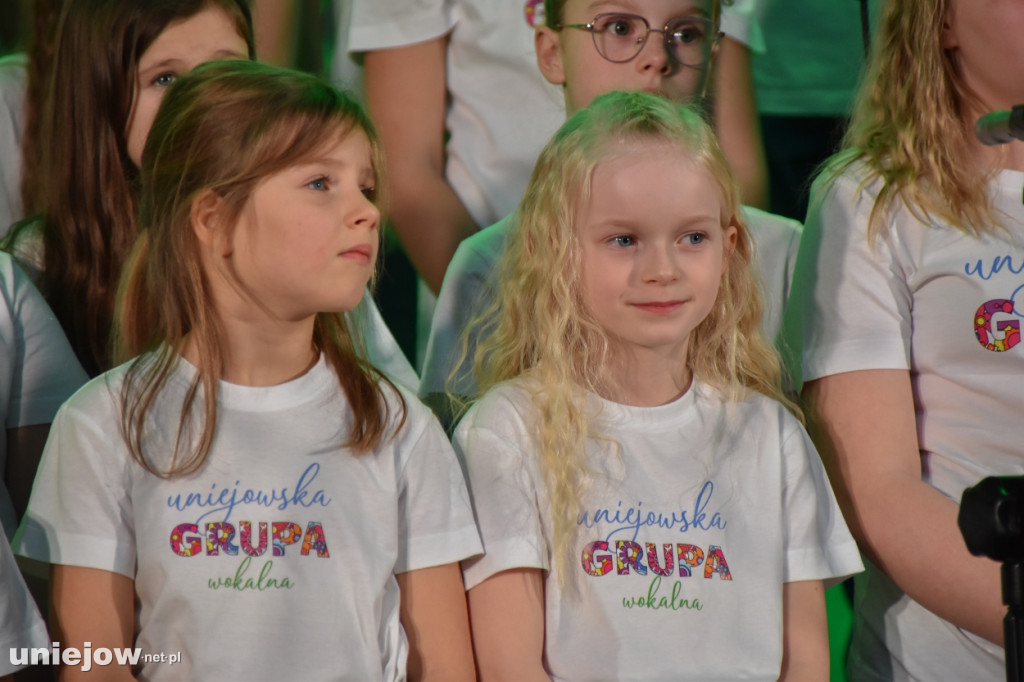 Miecznikowski i Sierocki w Uniejowie. Na scenie z Uniejowską Grupą Wokalną [FOTO]