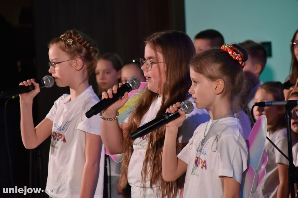 Miecznikowski i Sierocki w Uniejowie. Na scenie z Uniejowską Grupą Wokalną [FOTO]