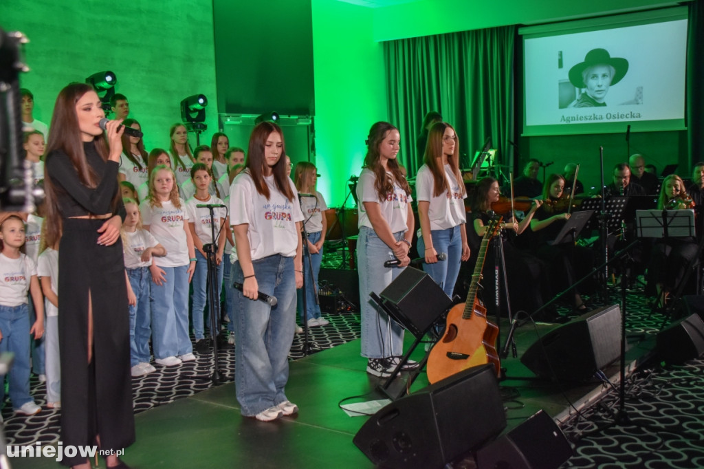 Miecznikowski i Sierocki w Uniejowie. Na scenie z Uniejowską Grupą Wokalną [FOTO]