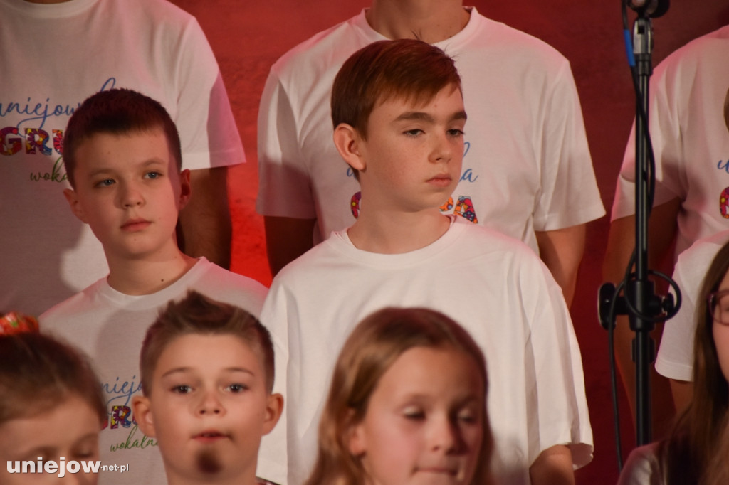 Miecznikowski i Sierocki w Uniejowie. Na scenie z Uniejowską Grupą Wokalną [FOTO]