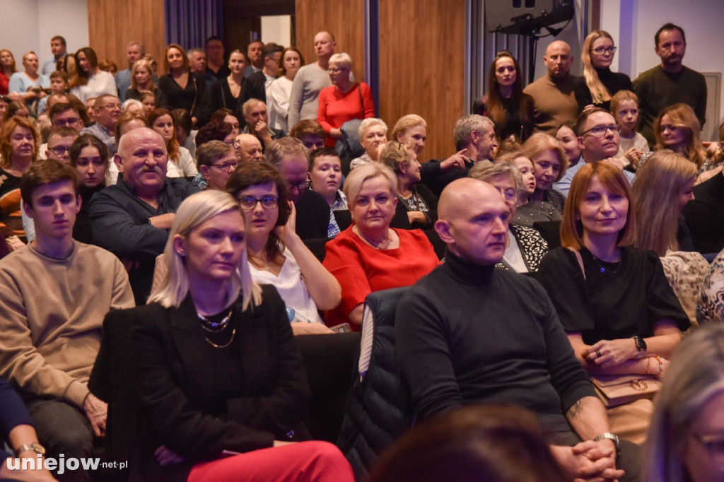 Miecznikowski i Sierocki w Uniejowie. Na scenie z Uniejowską Grupą Wokalną [FOTO]