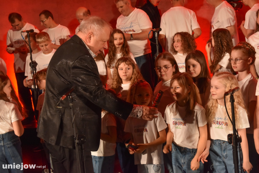 Miecznikowski i Sierocki w Uniejowie. Na scenie z Uniejowską Grupą Wokalną [FOTO]