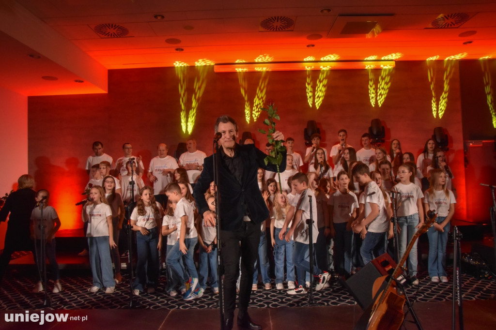 Miecznikowski i Sierocki w Uniejowie. Na scenie z Uniejowską Grupą Wokalną [FOTO]