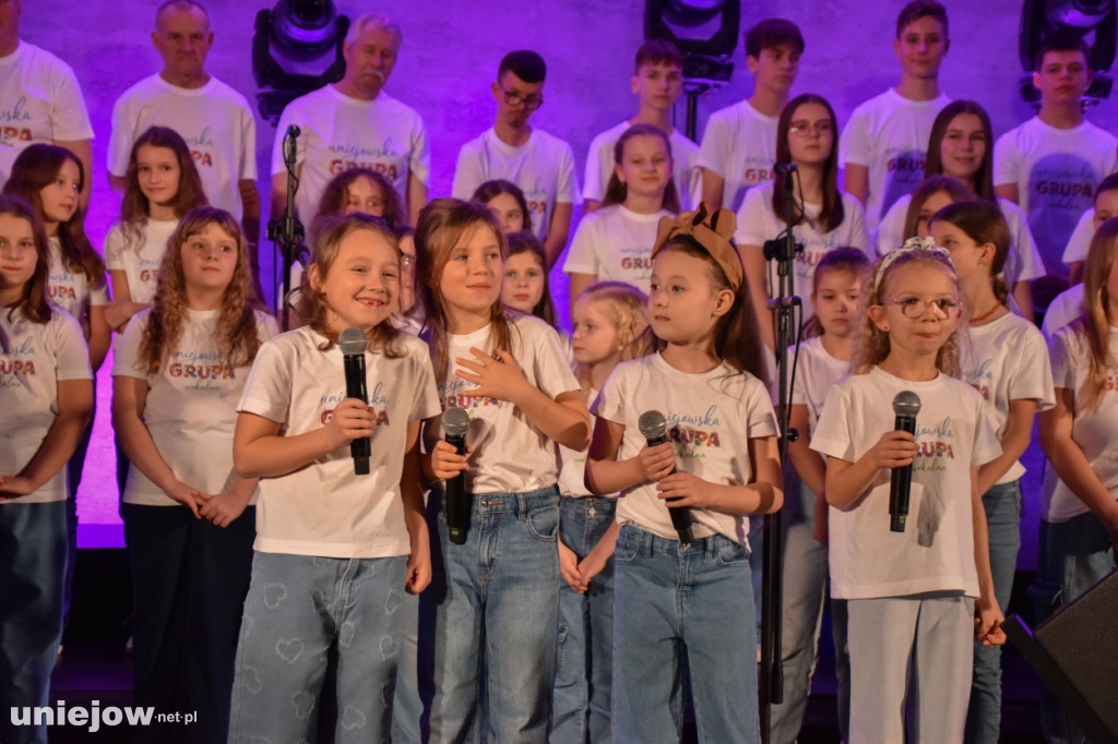 Miecznikowski i Sierocki w Uniejowie. Na scenie z Uniejowską Grupą Wokalną [FOTO]