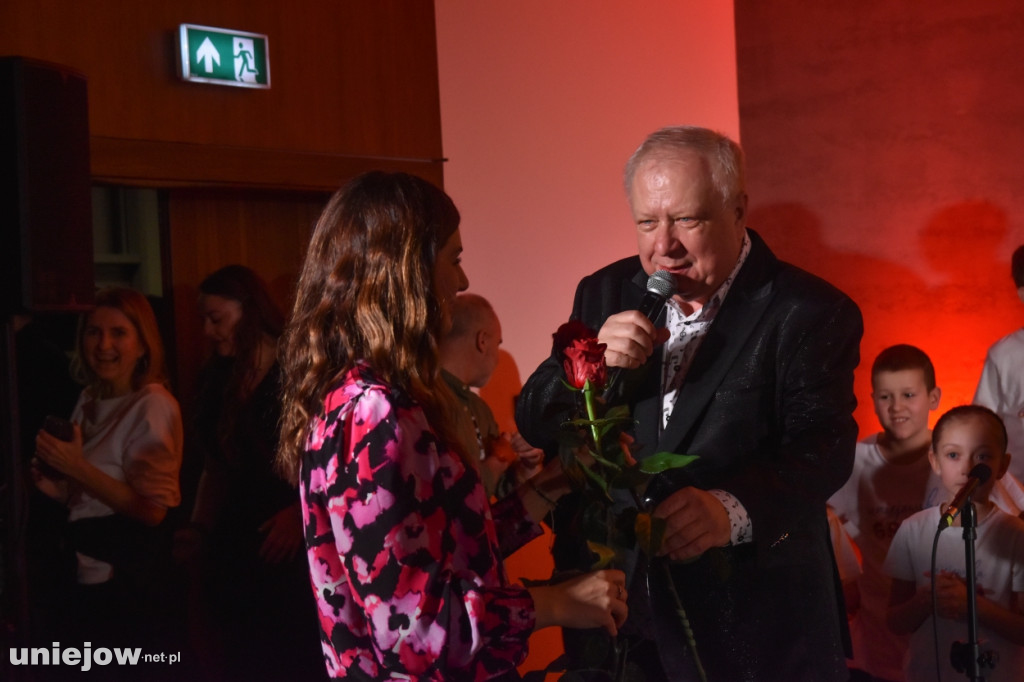 Miecznikowski i Sierocki w Uniejowie. Na scenie z Uniejowską Grupą Wokalną [FOTO]